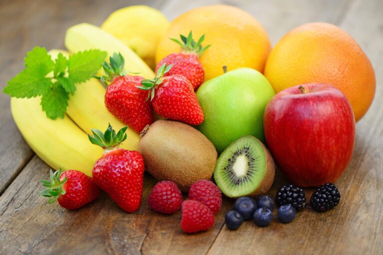 Best Fruits for Weight Loss featuring apples, berries, grapefruit, kiwi, and oranges rich in fiber and vitamins.