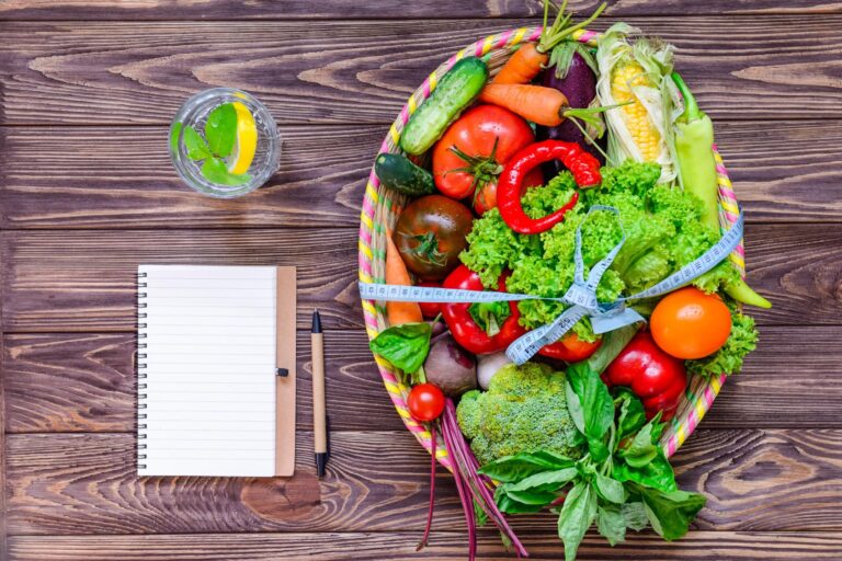 Best Vegetables for Weight Loss featuring broccoli, spinach, cucumber, bell peppers, and tomatoes rich in fiber and nutrients.